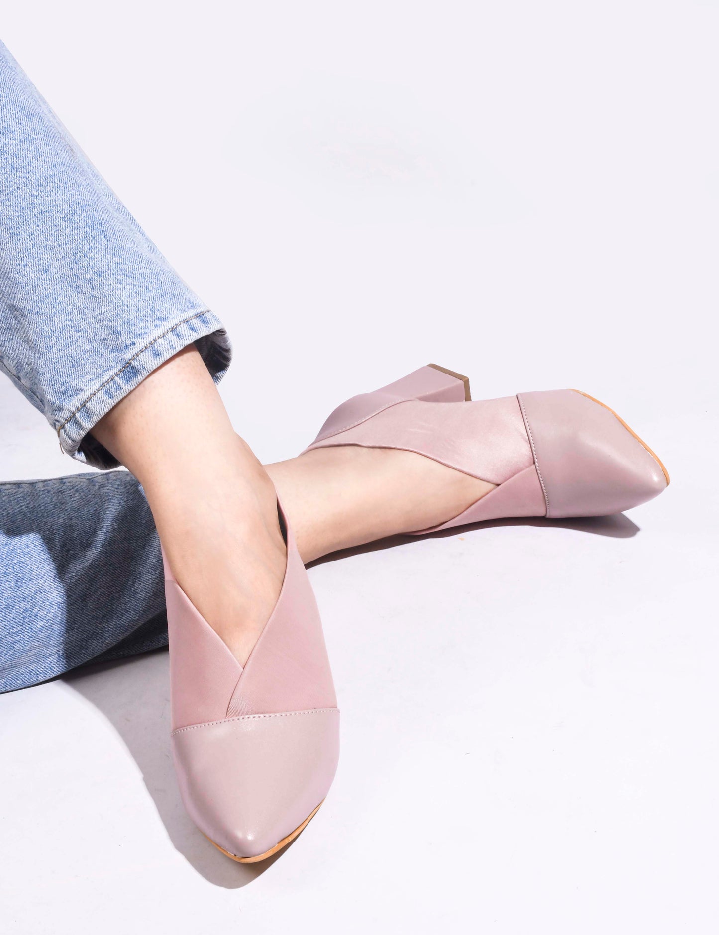 Jm Looks women's pointed toe block heel shoes with elastic side panels
Peach