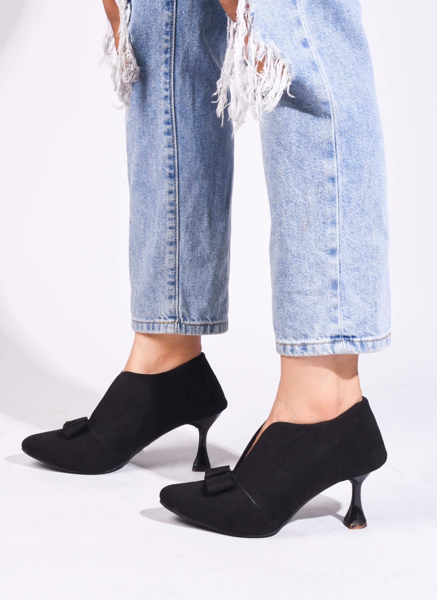 Jm Looks women's V-cut heels with a bow detail on the toe
Black