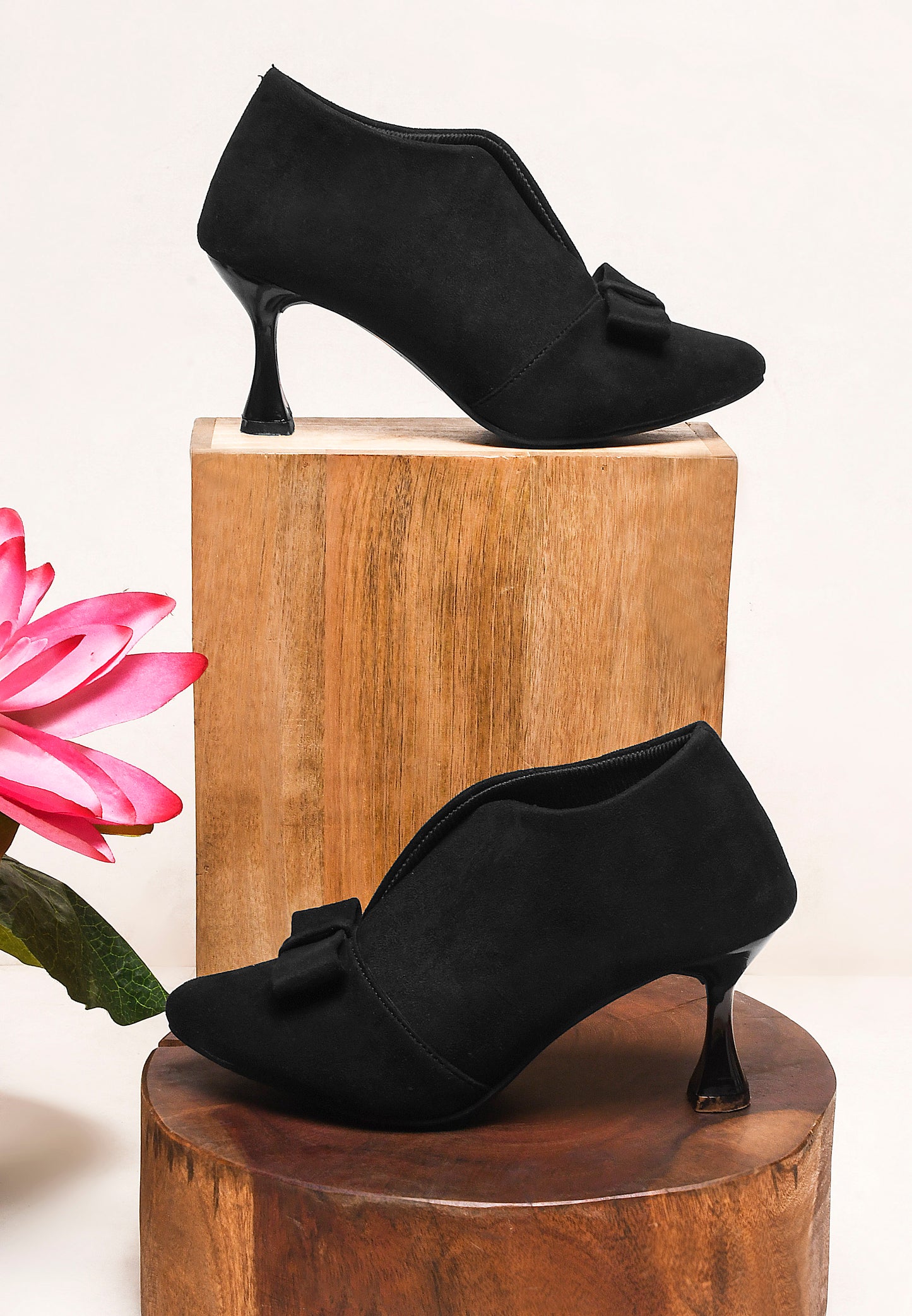 Jm Looks women's V-cut heels with a bow detail on the toe
Black