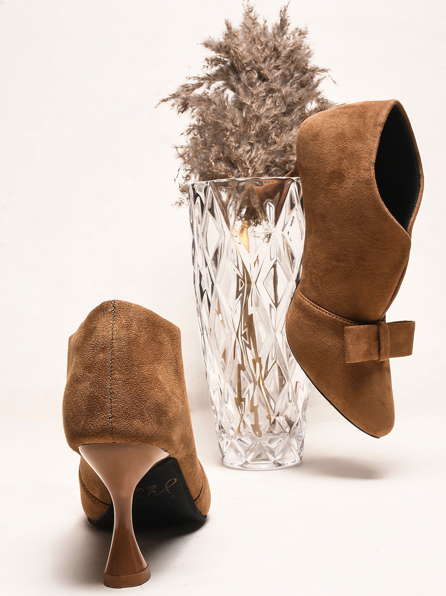 Jm Looks women's V-cut heels with a bow detail on the toe
Beige