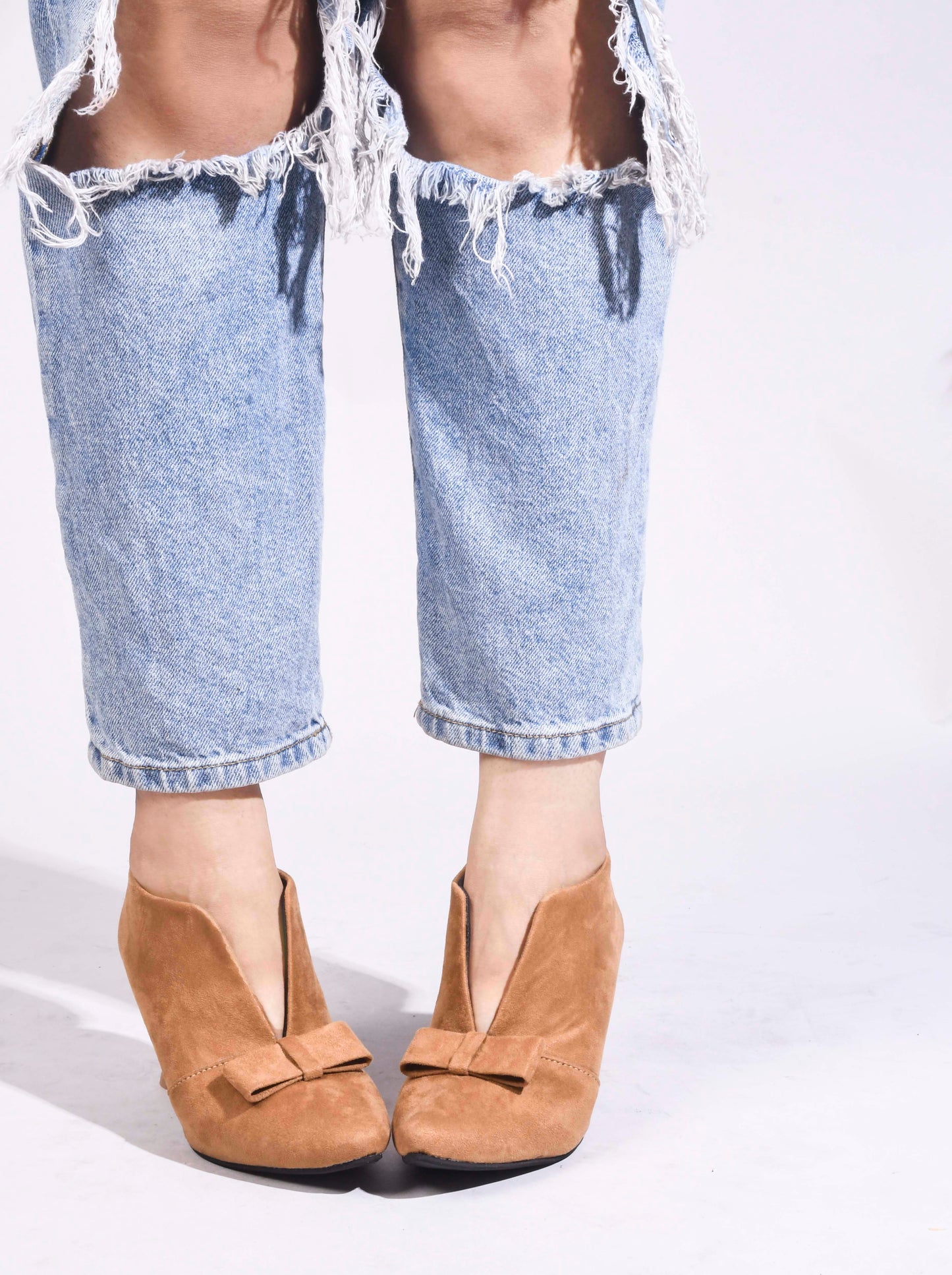 Jm Looks women's V-cut heels with a bow detail on the toe
Beige