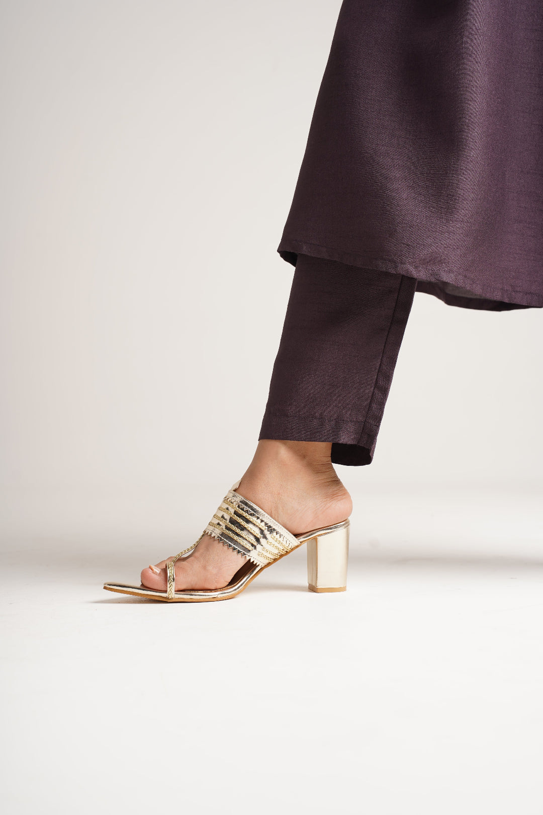 Women Ethnic Round toe-ring kolhapuri block heels for Casual & Party Wear Gold