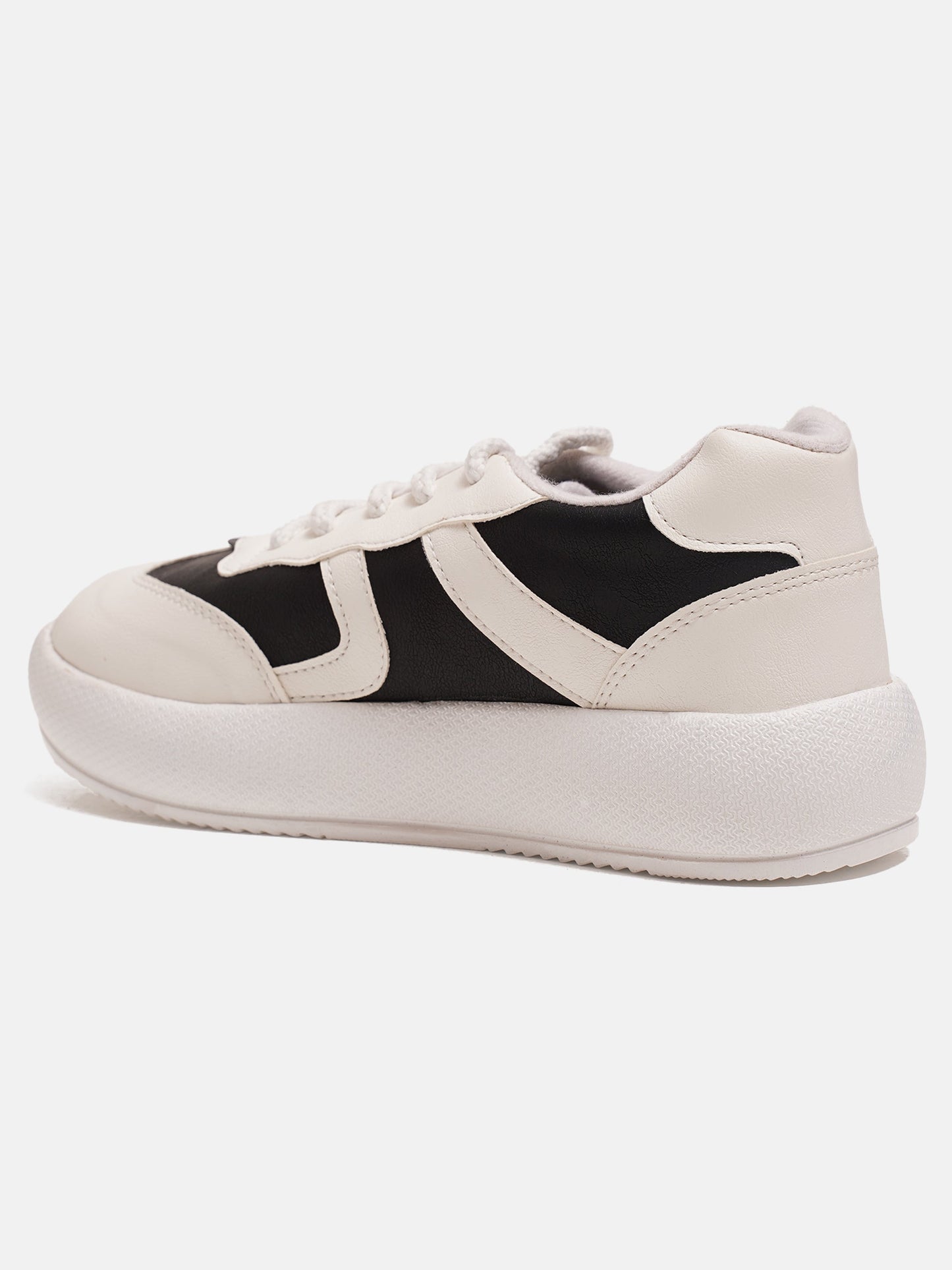 casual lace-up sneakers with distinctive panel detailing on the sides
-Black Black-White