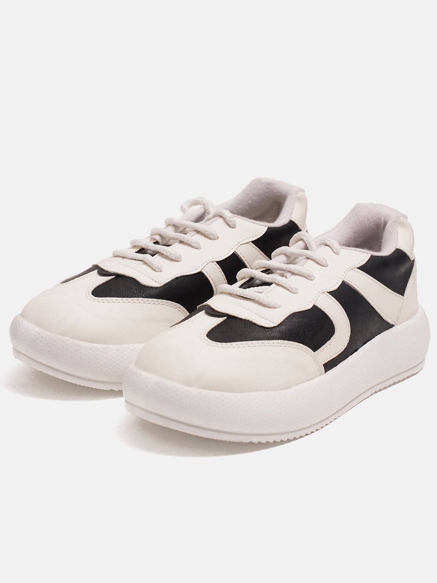 casual lace-up sneakers with distinctive panel detailing on the sides
-Black Black-White