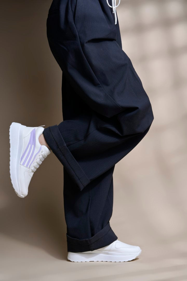 Jm Looks sneakers with contrasting stripe detailing on the side
Lavender