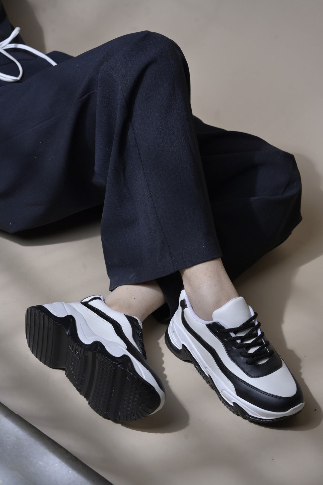 Jm Looks chunky sole sneakers with distinct paneling
Grey White