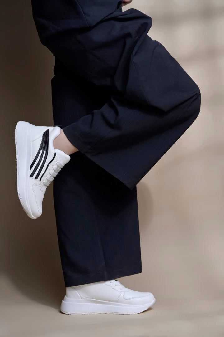 Jm Looks sneakers with contrasting stripe detailing on the side
Black