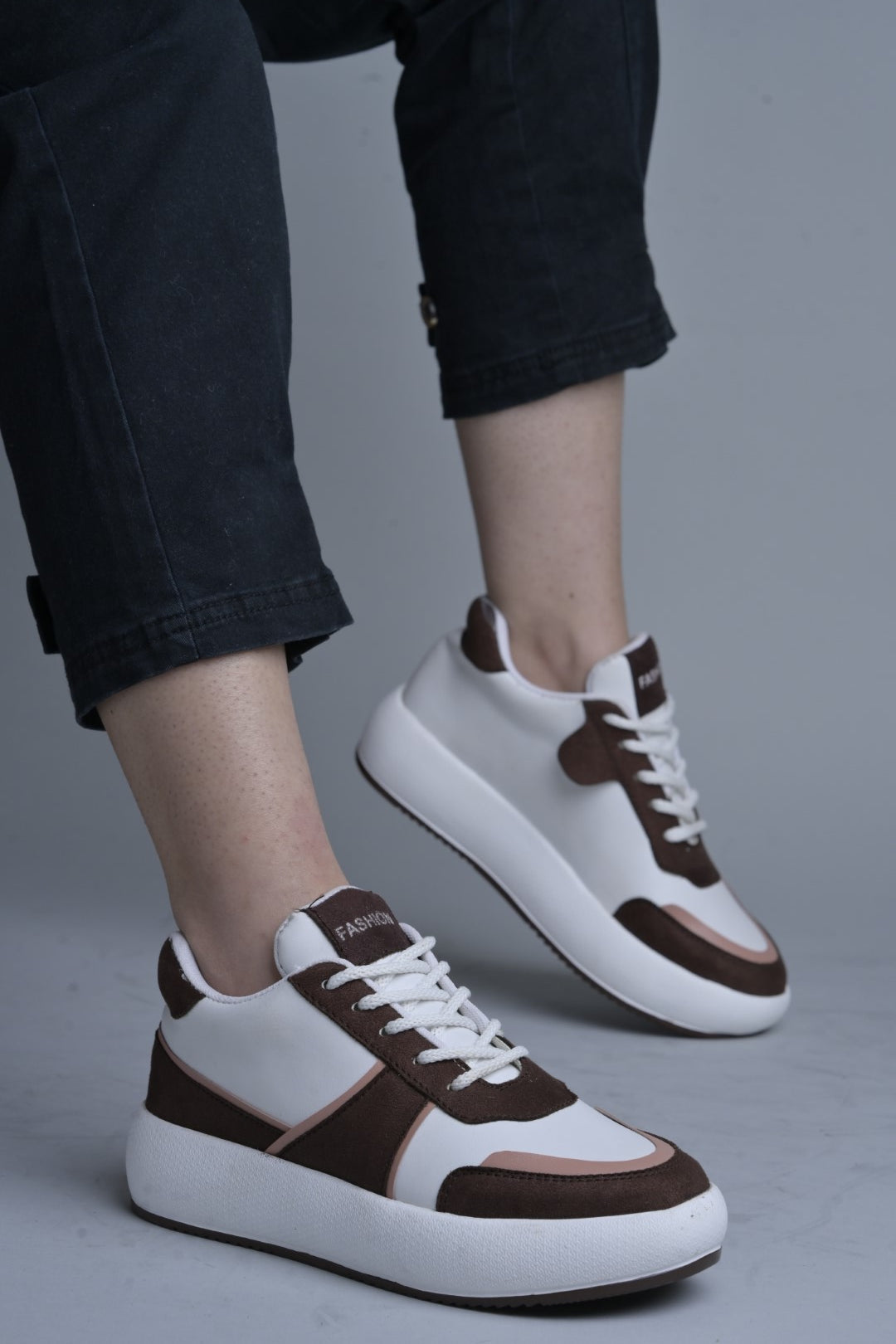 Jm Looks modern platform sneakers with contrasting panels and white laces
Brown