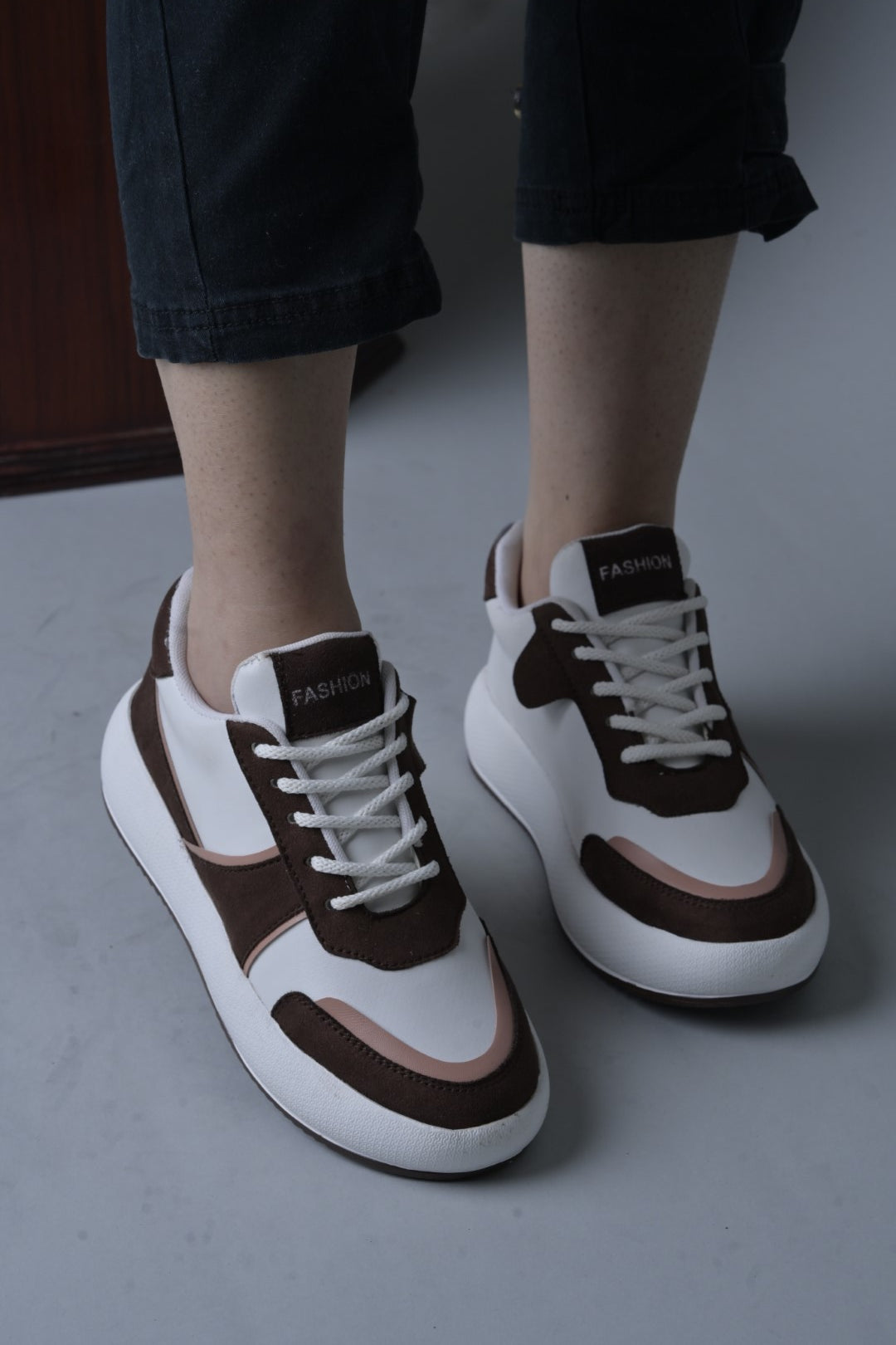 Jm Looks modern platform sneakers with contrasting panels and white laces
Brown