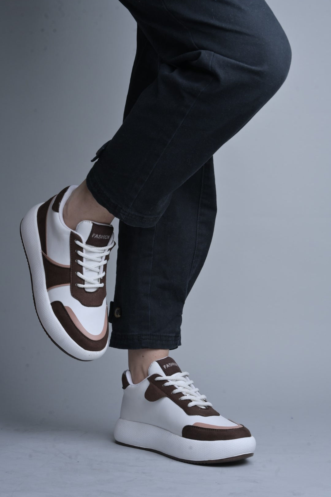 Jm Looks modern platform sneakers with contrasting panels and white laces
Brown