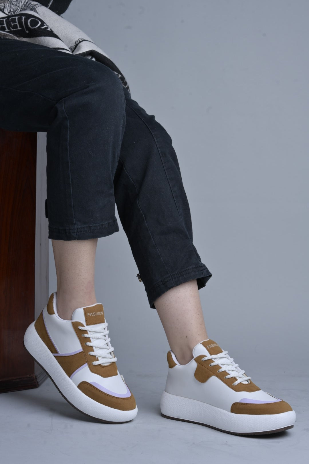Jm Looks modern platform sneakers with contrasting panels and white laces
Tan