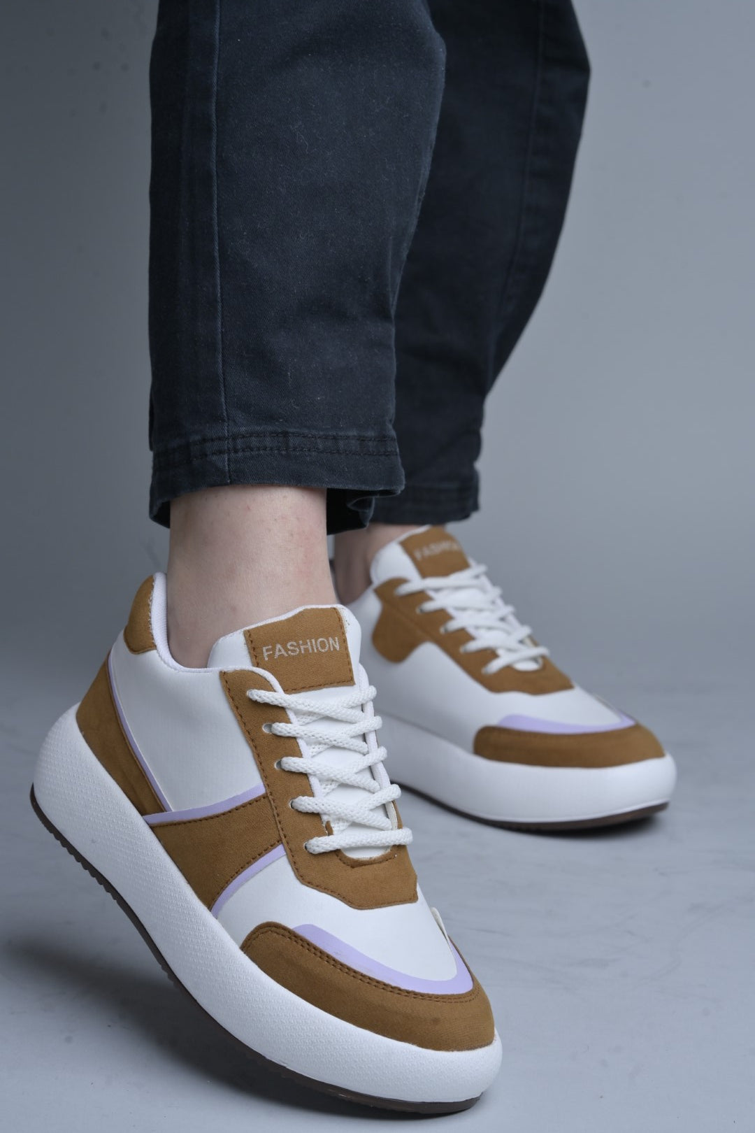 Jm Looks modern platform sneakers with contrasting panels and white laces
Tan