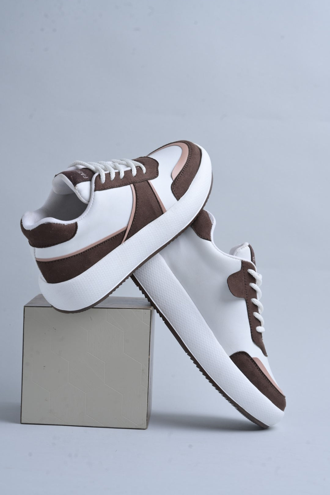 Jm Looks modern platform sneakers with contrasting panels and white laces
Brown