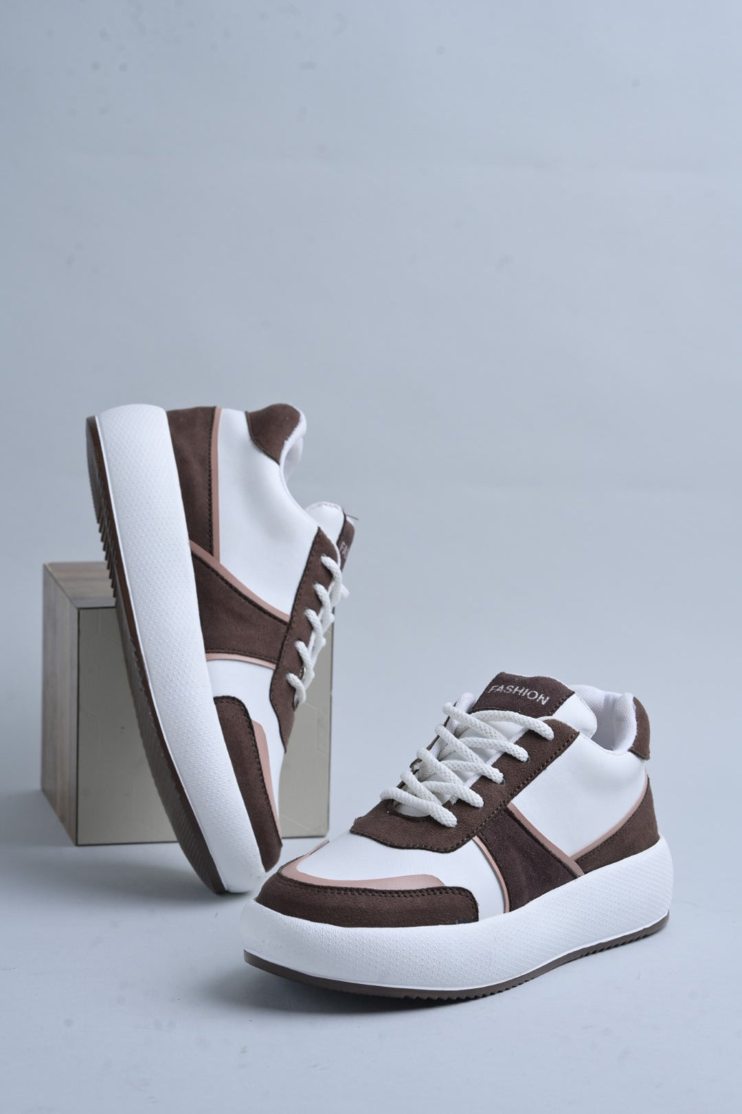 Jm Looks modern platform sneakers with contrasting panels and white laces
Brown