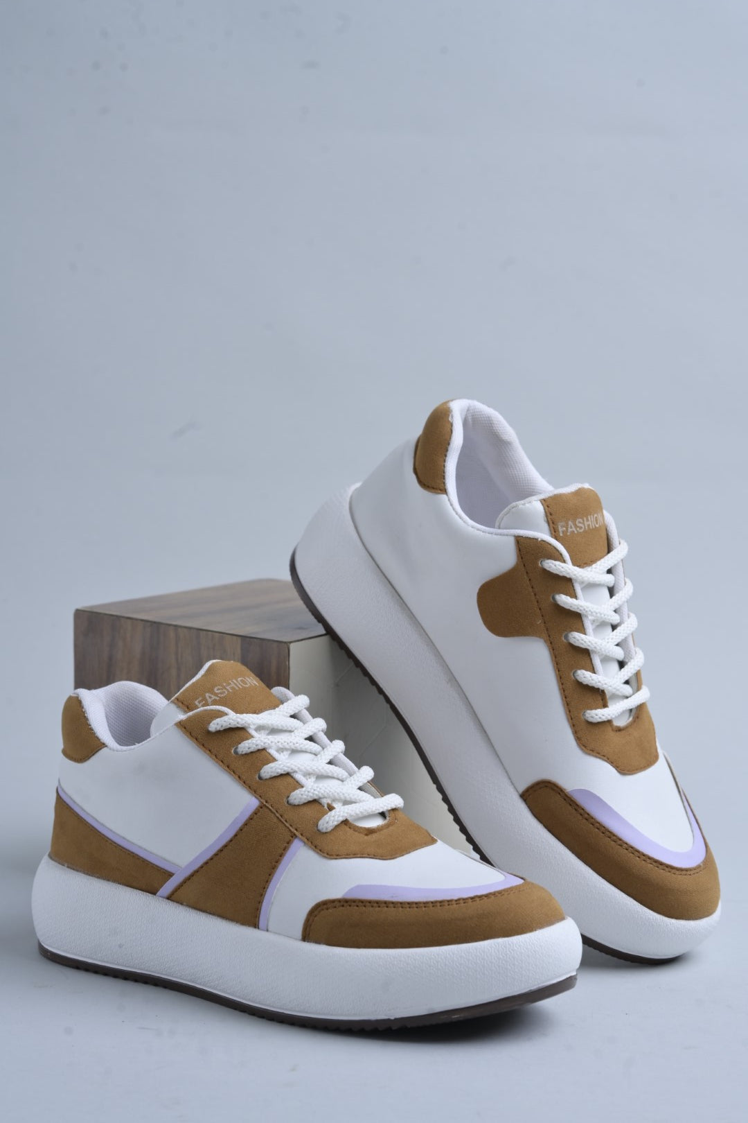 Jm Looks modern platform sneakers with contrasting panels and white laces
Tan