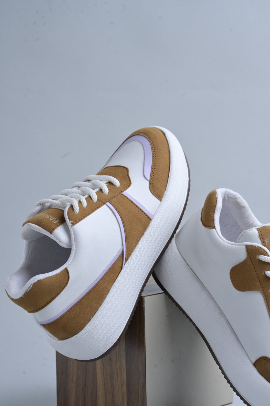 Jm Looks modern platform sneakers with contrasting panels and white laces
Tan
