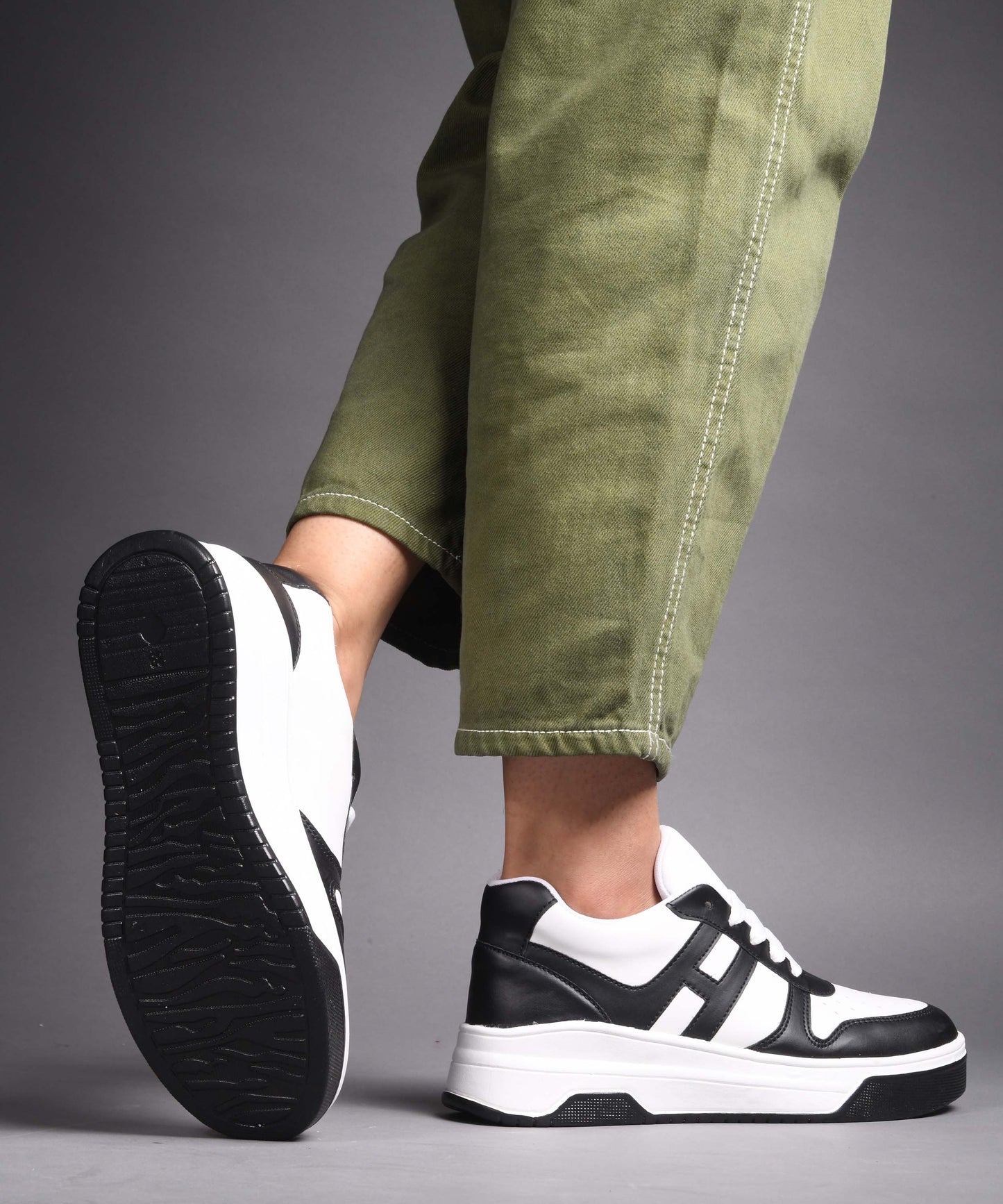 Sneakers with Bold Design & Elevated Sole