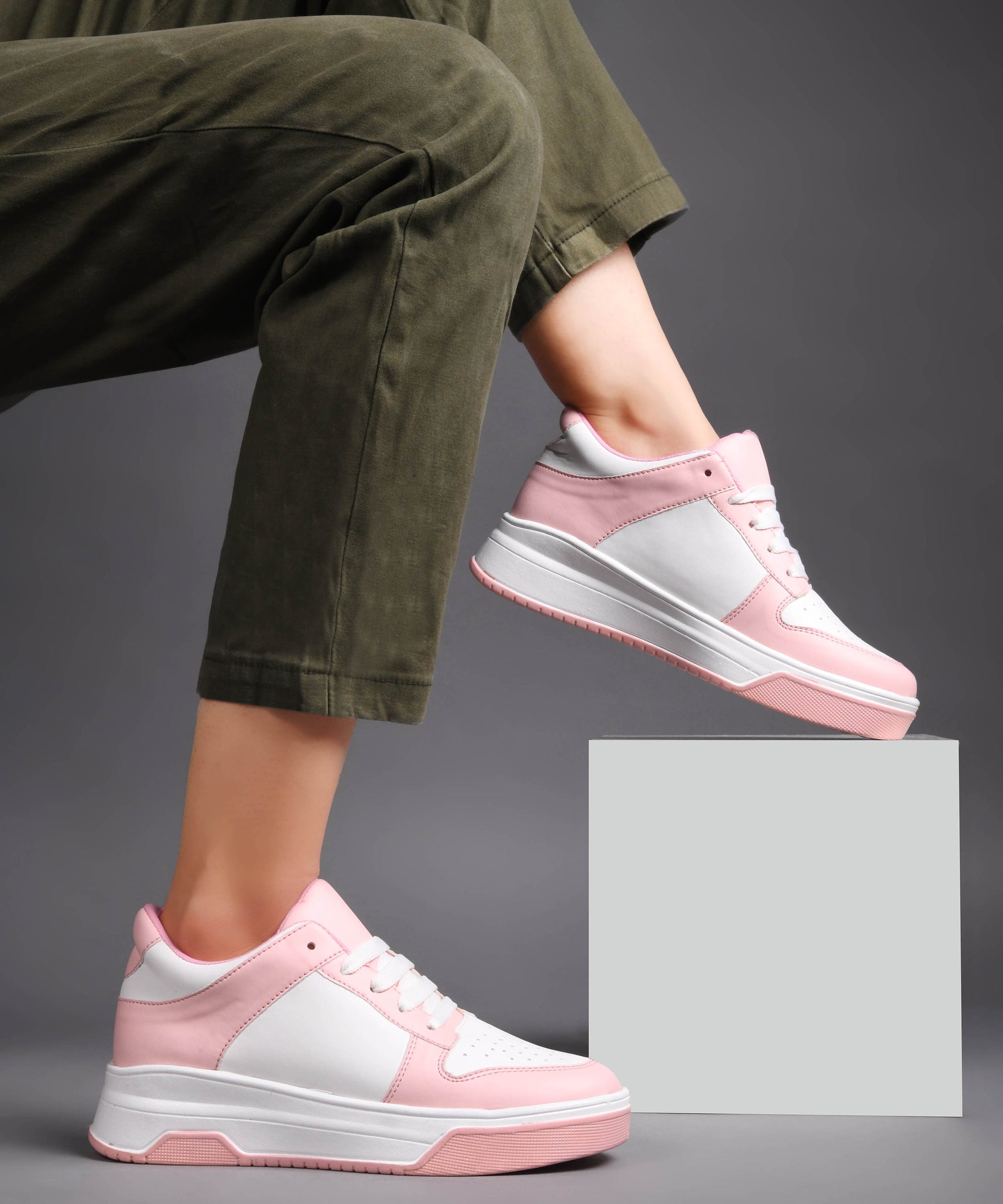 platform lace-up sneakers with a two-tone design and a chunky sole
 Pink