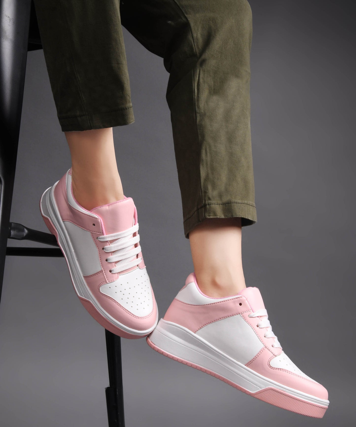 platform lace-up sneakers with a two-tone design and a chunky sole
 Pink