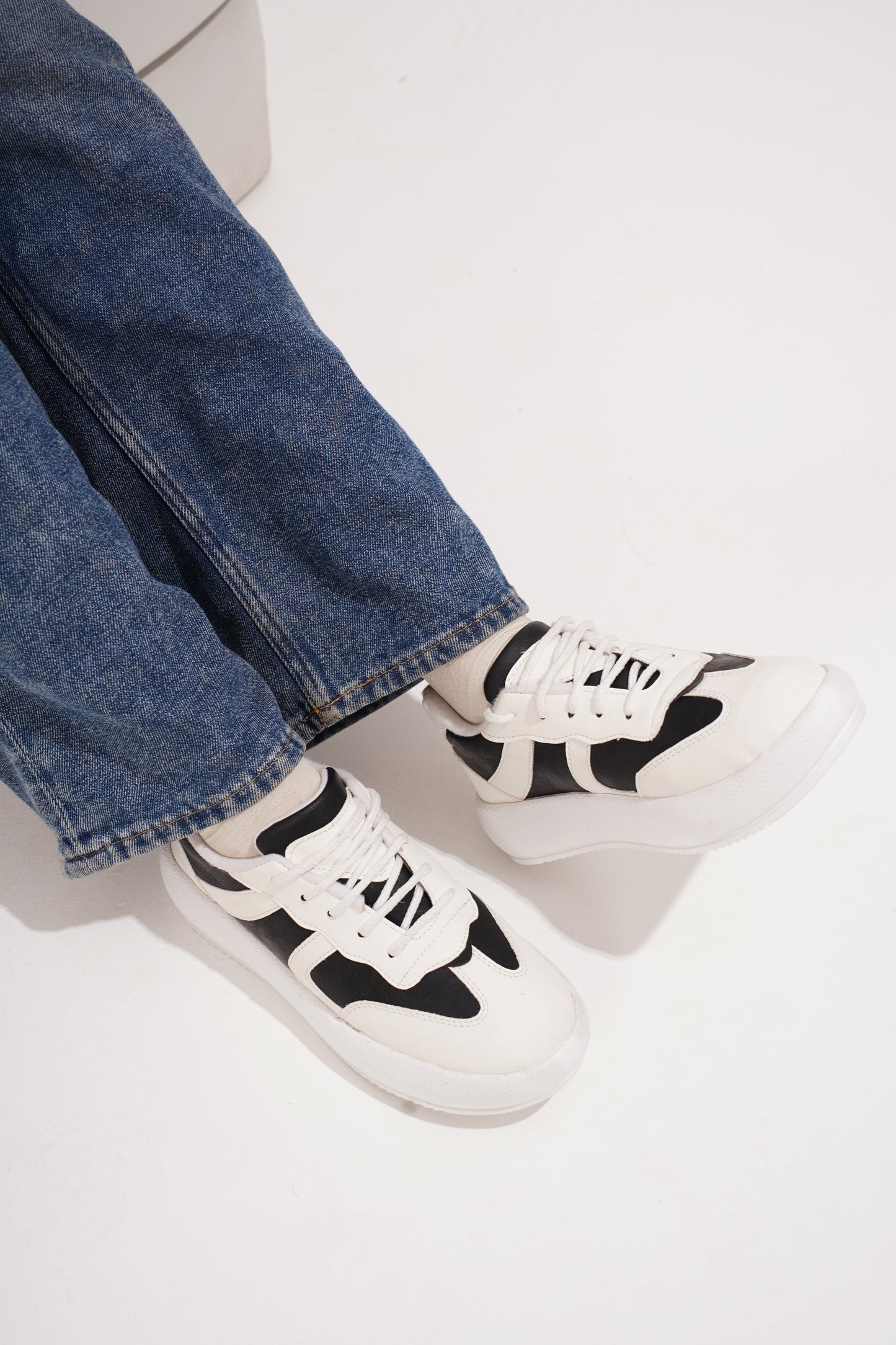 casual lace-up sneakers with distinctive panel detailing on the sides
-Black Black-White