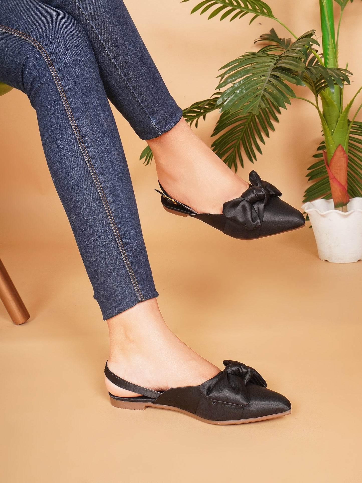 Women’s pointed-toe slingback flats with oversized bow Black