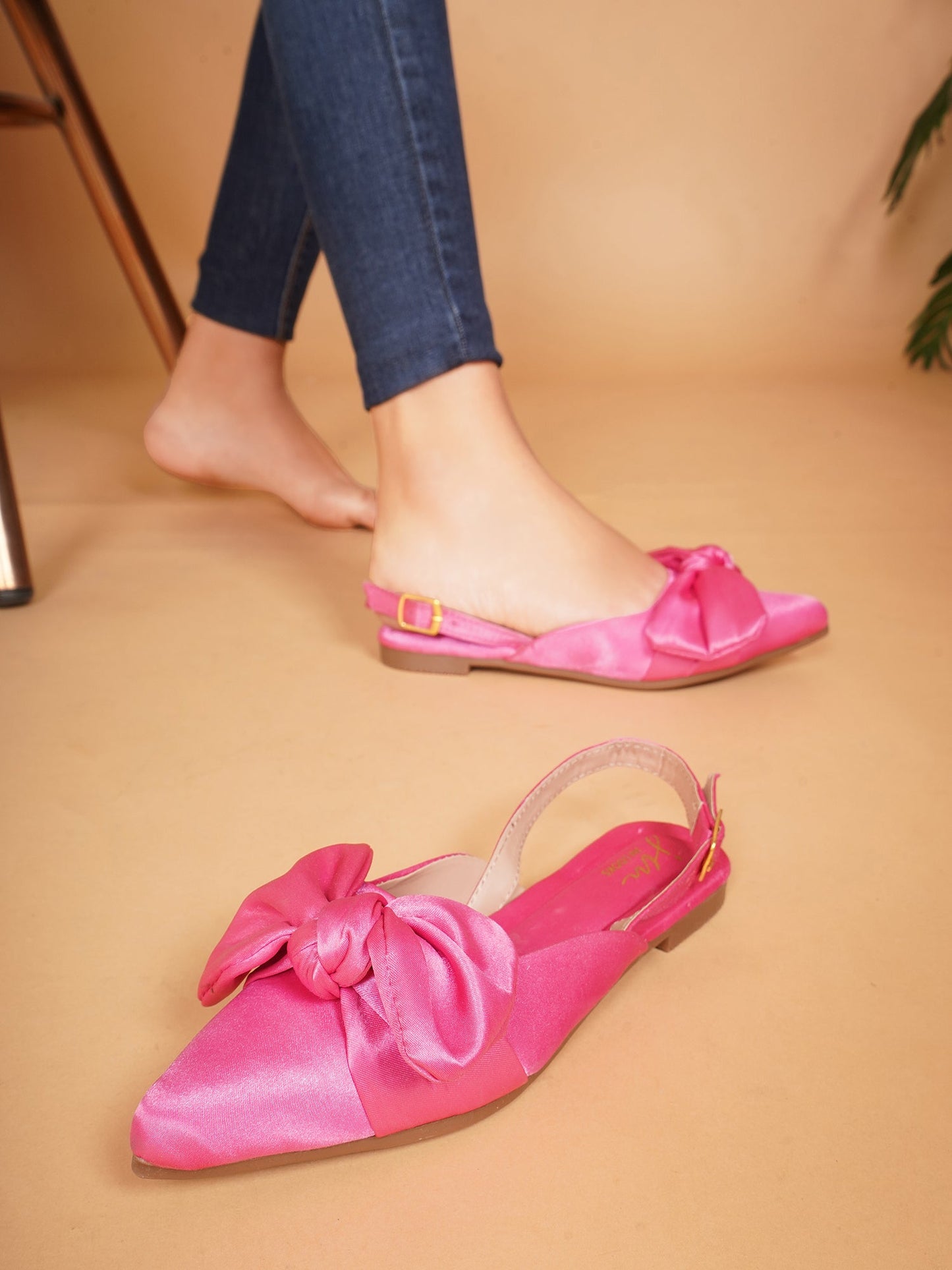Women’s pointed-toe slingback flats with oversized bow Rani