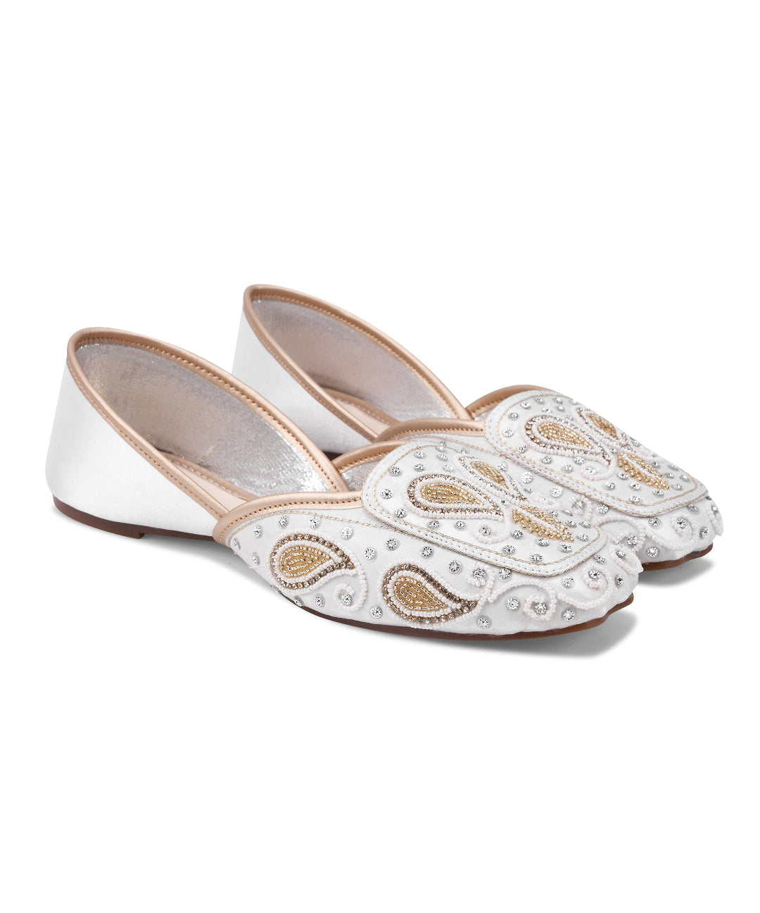Women White Embellished Beaded Round-Toe Royal Stone & Threadwork Ethnic Juttis
