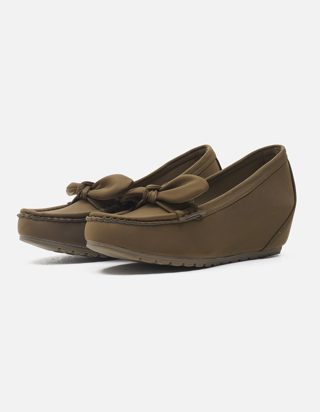 casual loafers with a prominent bow detail on the vamp
Olive