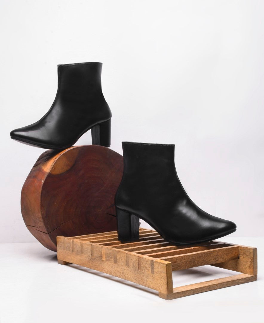 JM Looks women's ankle boots with a pointed toe and block heel
Black