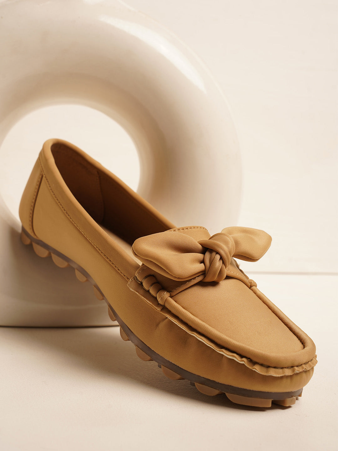 casual loafers with a prominent bow detail on the vamp
 Beige