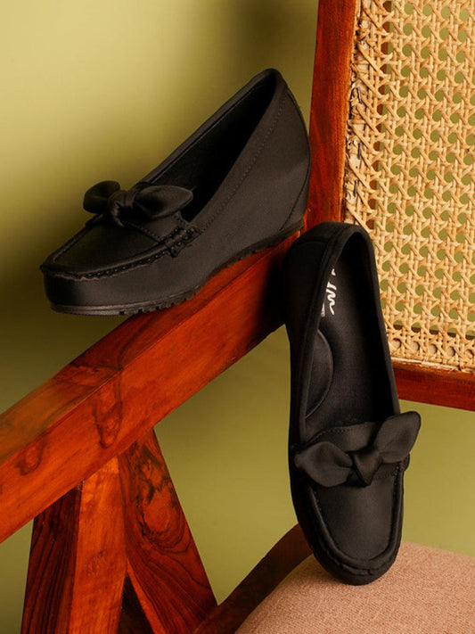 casual loafers with a prominent bow detail on the vamp
 Black