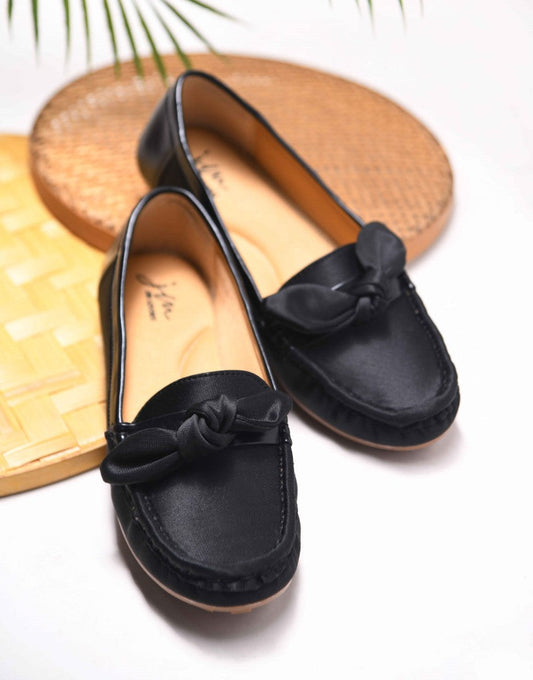 JM Looks women's driving loafers with a bow detail on the vamp and a stitched moc toe
 Black