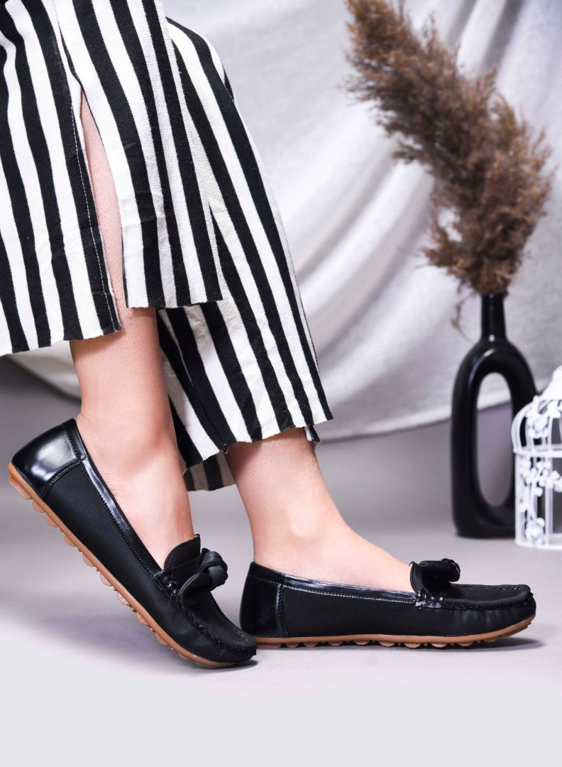 JM Looks women's driving loafers with a bow detail on the vamp and a stitched moc toe
 Black