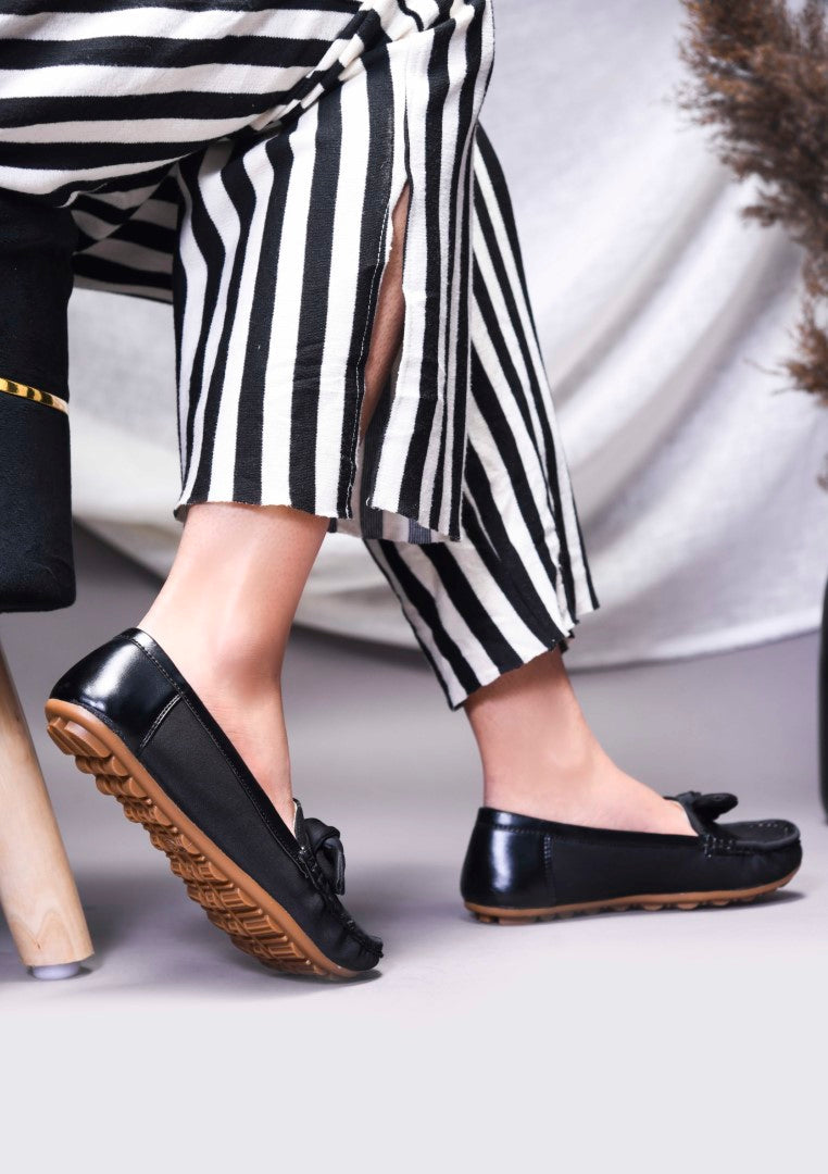 JM Looks women's driving loafers with a bow detail on the vamp and a stitched moc toe
 Black