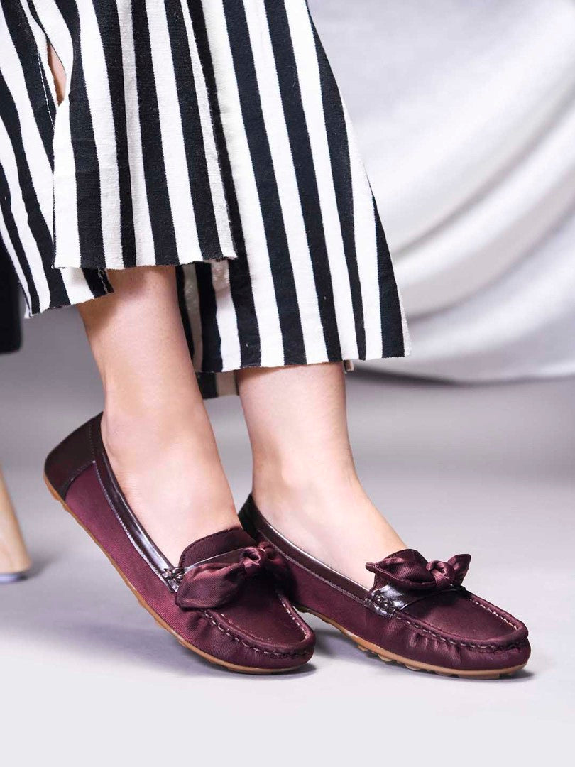 JM Looks women's driving loafers with a bow detail on the vamp and a stitched moc toe
 Brown