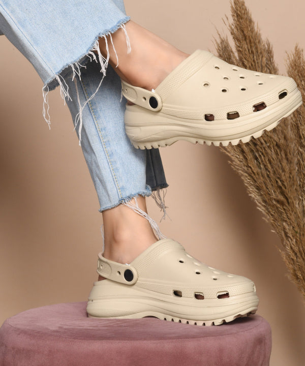 Clogs for women in beige with breathable holes, adjustable back strap and chunky treaded platform sole