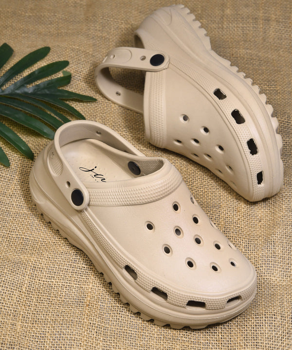 Clogs for women in beige with breathable holes, adjustable back strap and chunky treaded platform sole