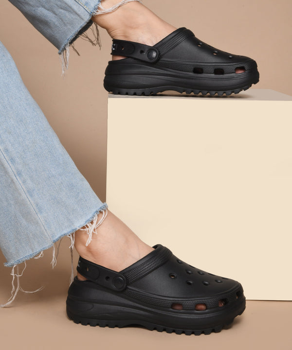 Clogs for women in black with breathable holes, adjustable back strap and chunky treaded platform sole