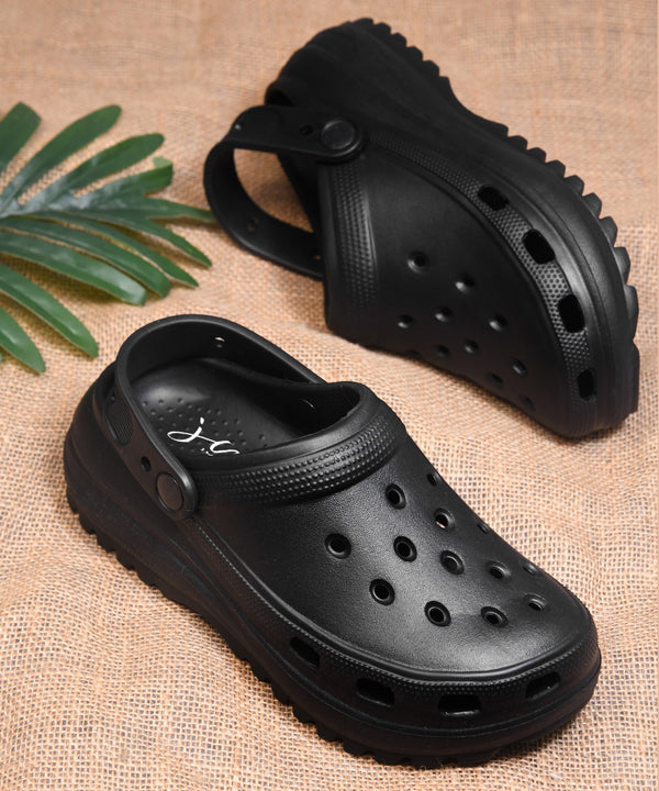 Clogs for women in black with breathable holes, adjustable back strap and chunky treaded platform sole