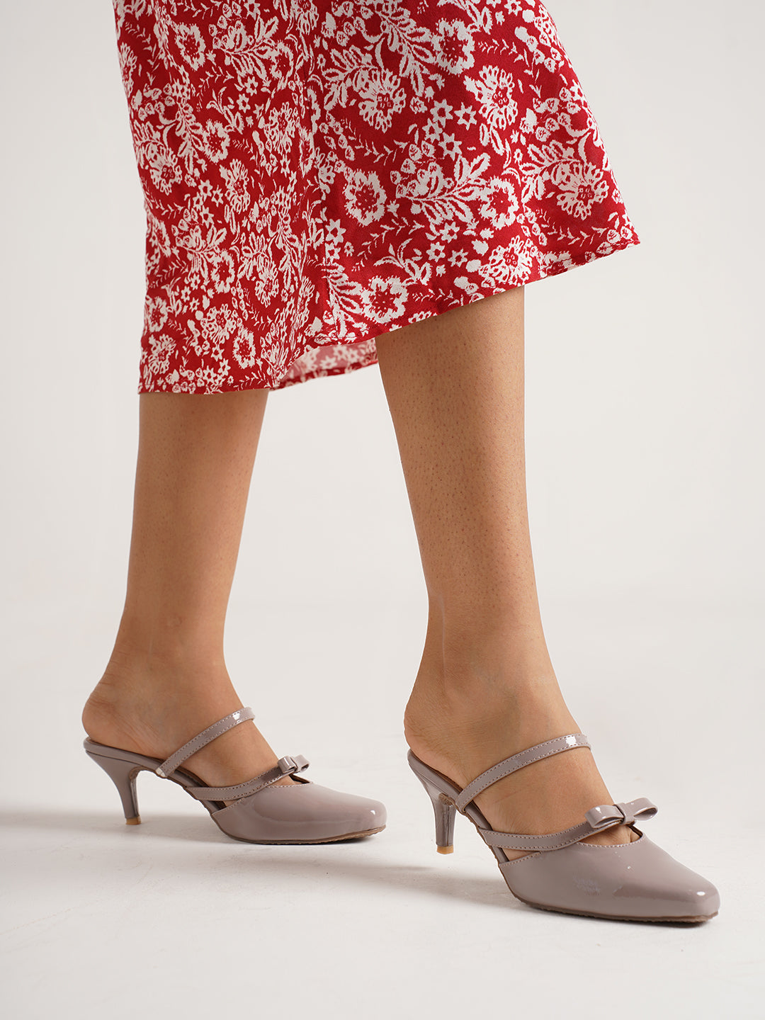 bow-detail kitten heel mules with double straps and a pointed toe
 Khaki