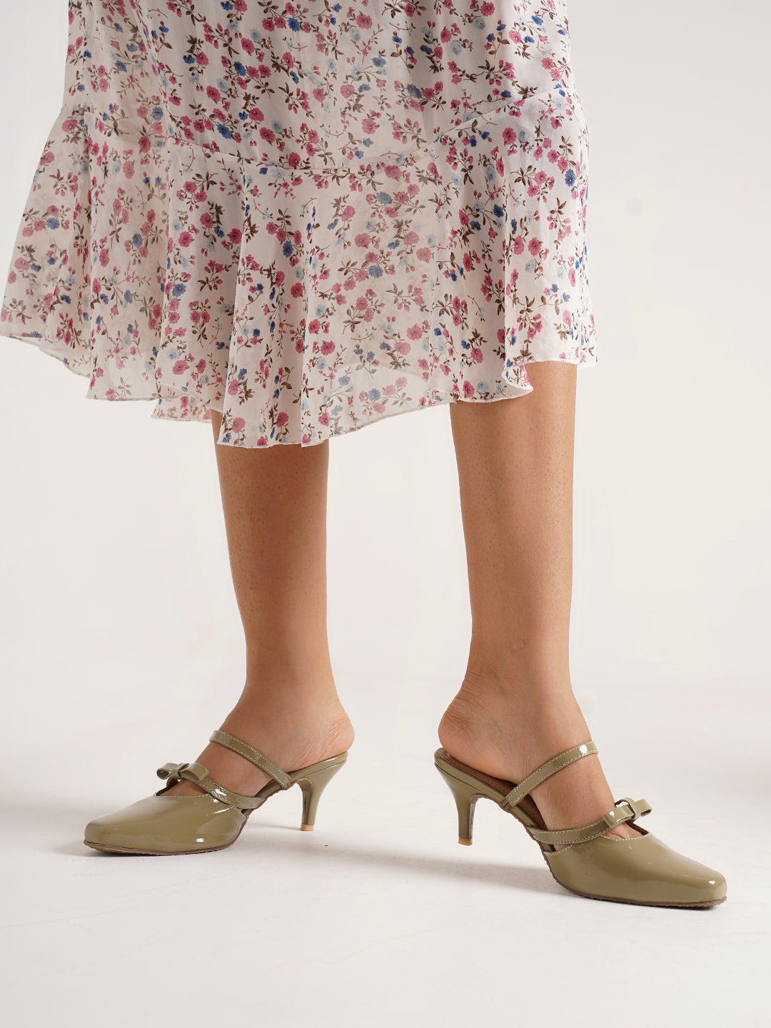 bow-detail kitten heel mules with double straps and a pointed toe
 Green