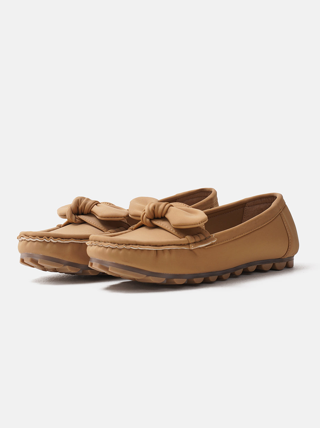 casual loafers with a prominent bow detail on the vamp
 Beige