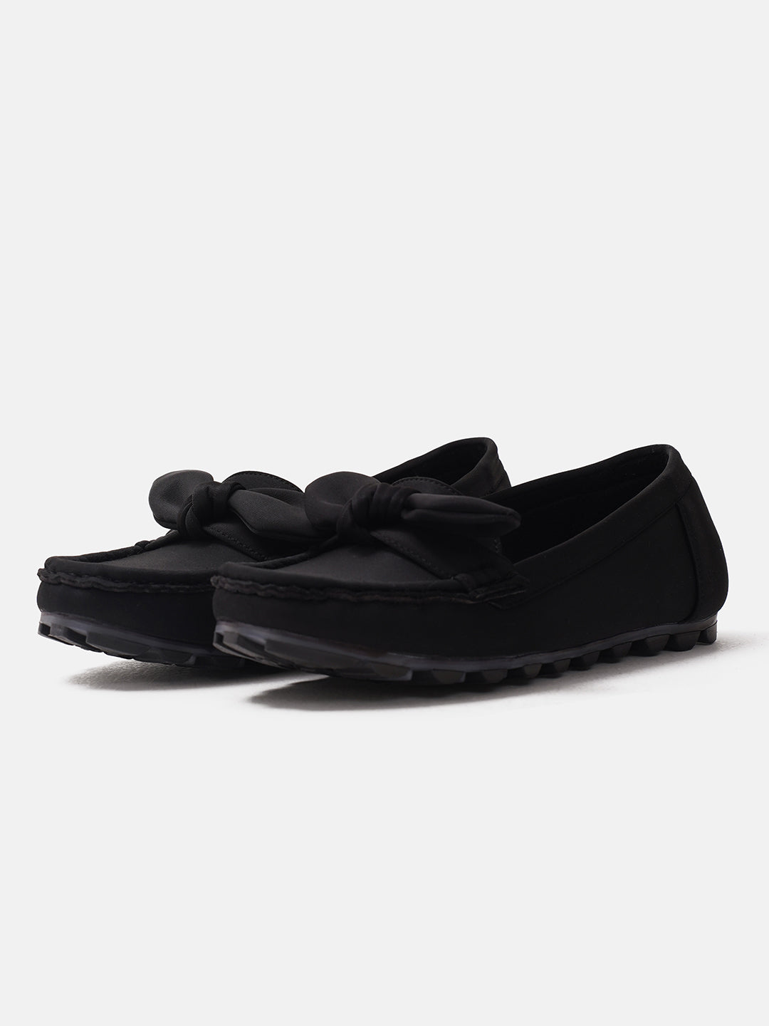 casual loafers with a prominent bow detail on the vamp
 Black