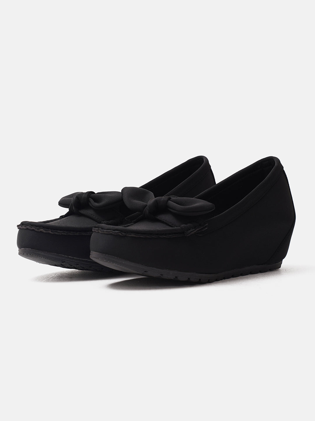 casual loafers with a prominent bow detail on the vamp
 Black