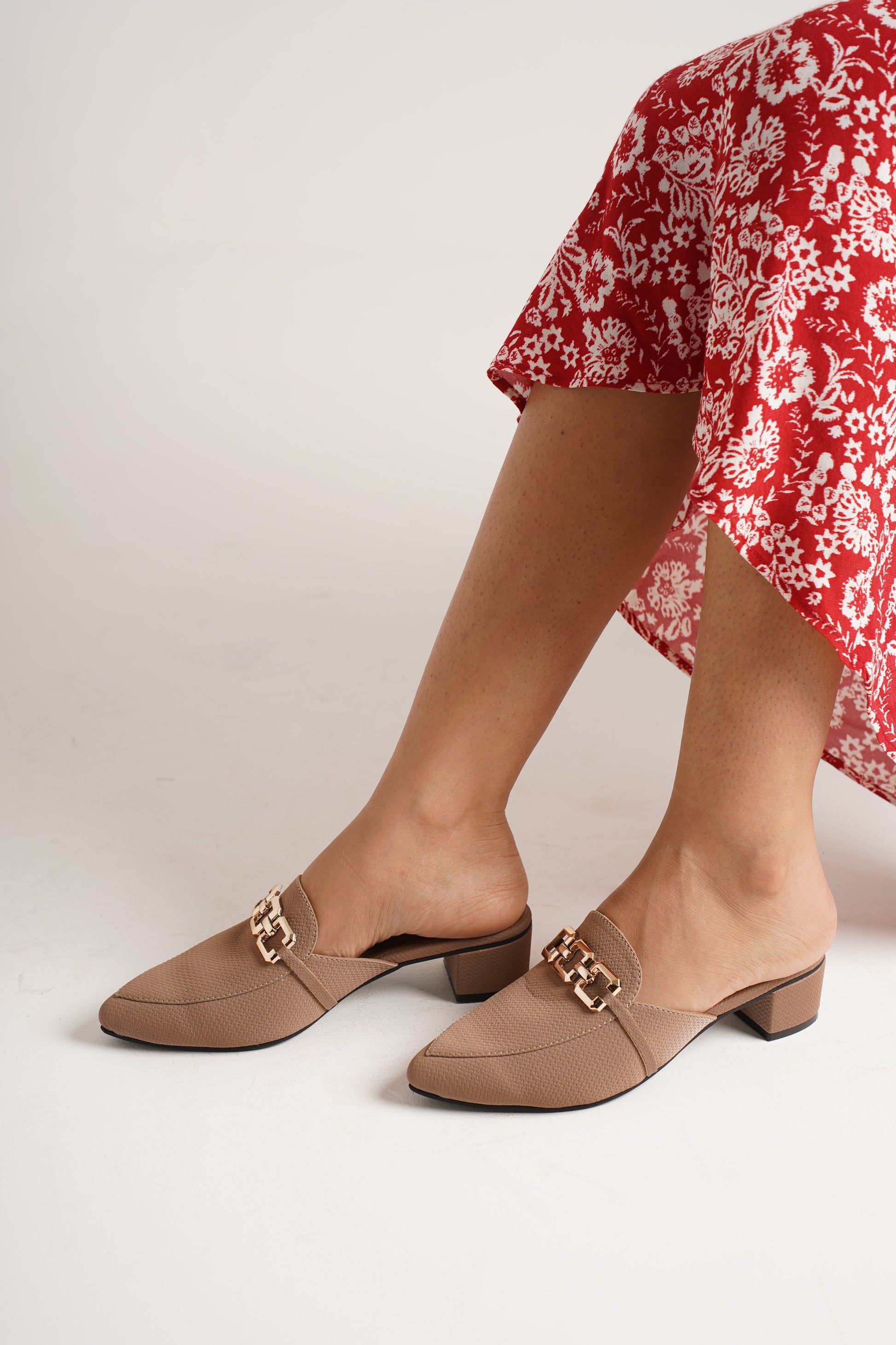 Jm Looks chain embellished mule loafers
 Toupe