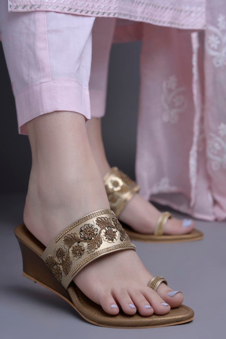 Jm Looks embroidered wedge sandals with a toe-ring design displayed with pearls
 Brown