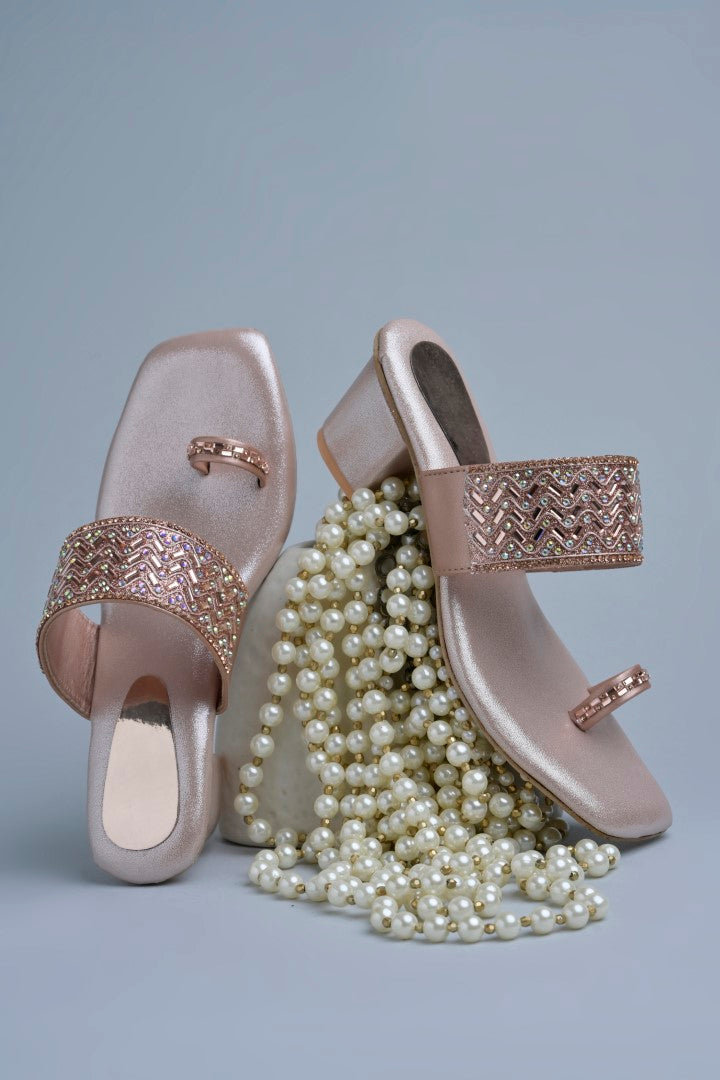 Jm Looks embellished block heel sandals with a toe-ring design
 Peach