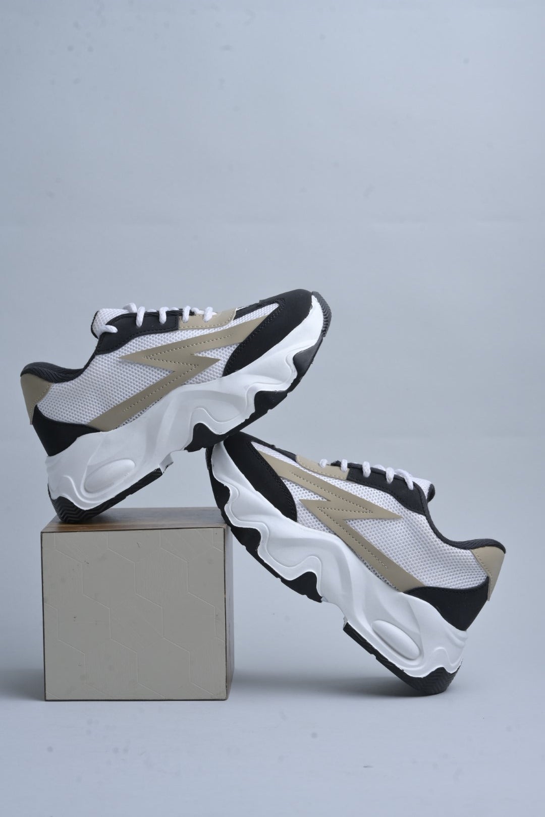 Jm Looks sporty wavy sole sneakers with a textured sole and contrasting panels
 Black