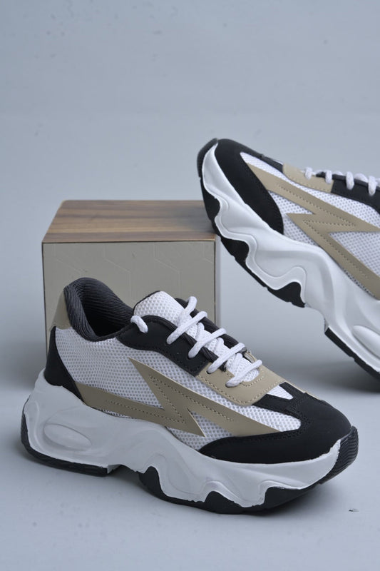 Jm Looks sporty wavy sole sneakers with a textured sole and contrasting panels
 Black
