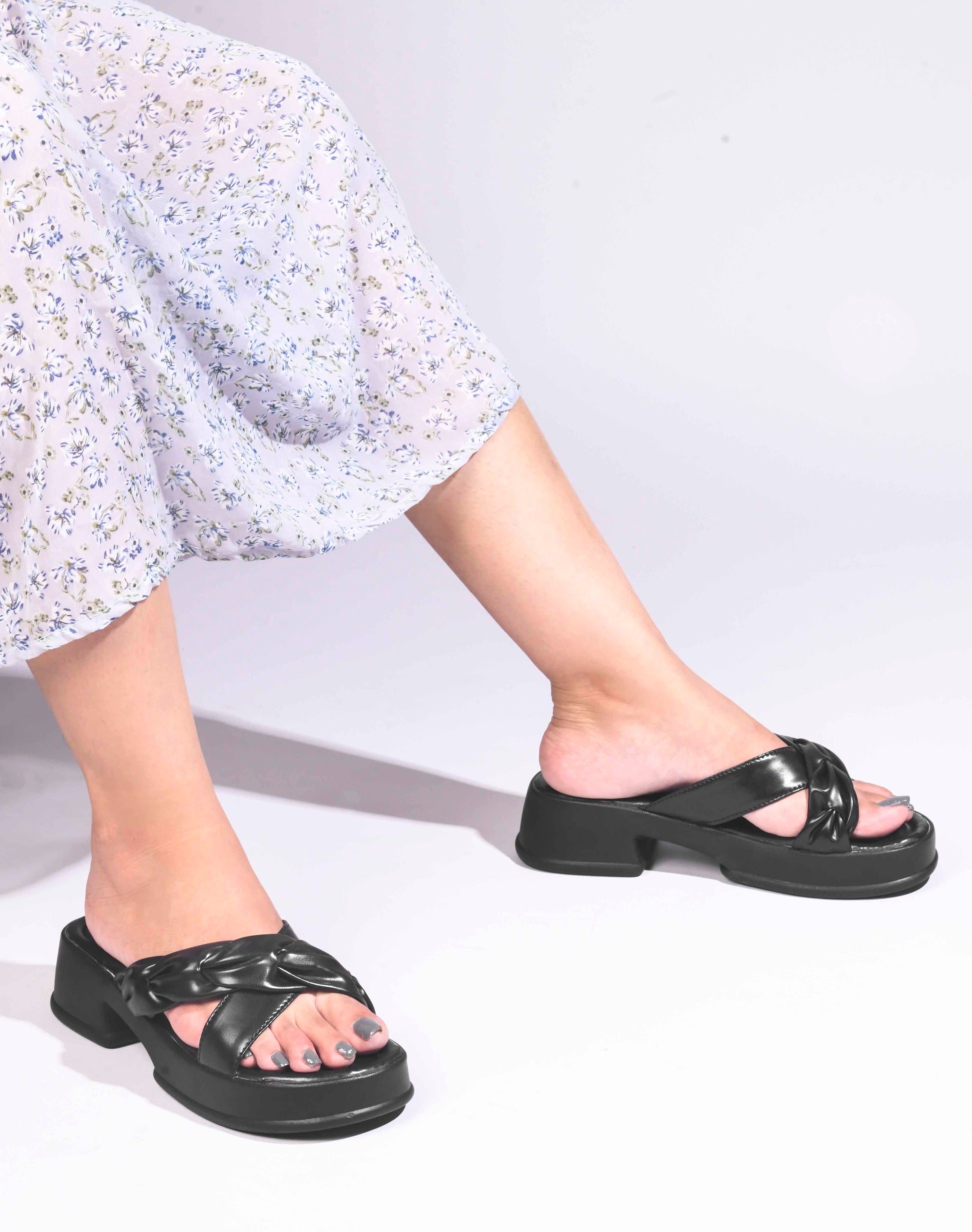Jm Looks platform sandals featuring a knotted front strap
 Black